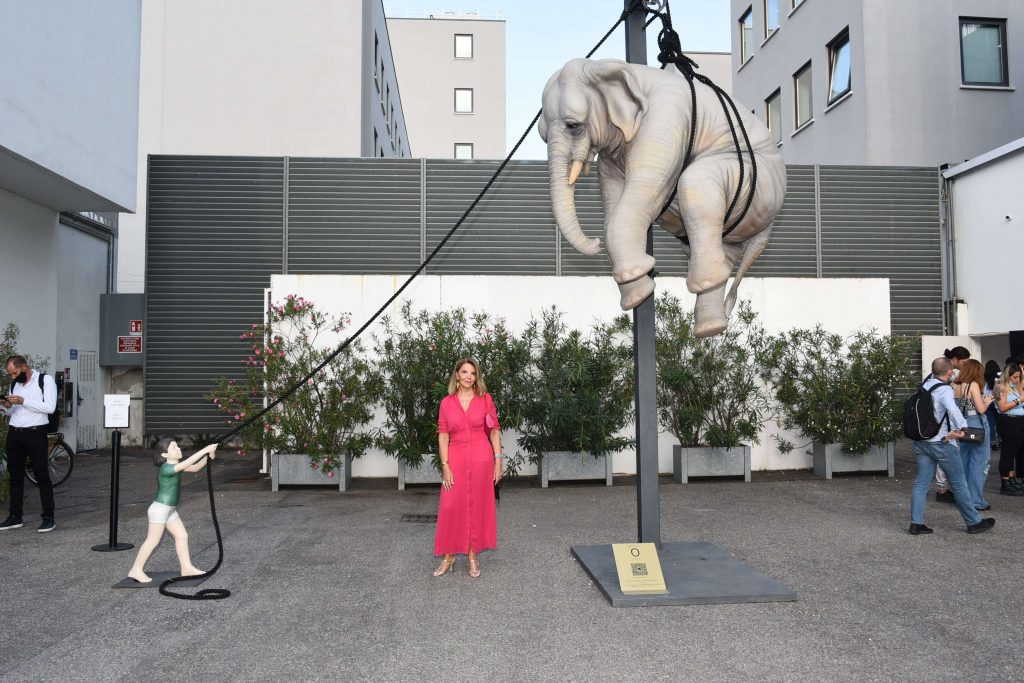 Maurizia Serra con Marta e l'Elefante di Simone Bombardieri